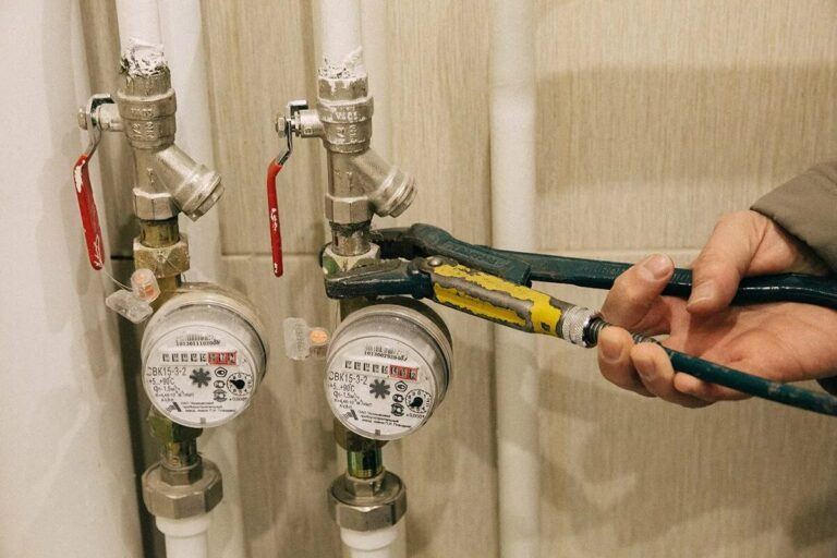 Установка водосчетчиков: нормативные требования и последовательность монтажа