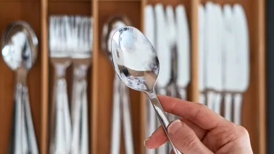 Как отмыть столовые приборы: в домашних условиях, из нержавейки, от застарелого жира и грязи