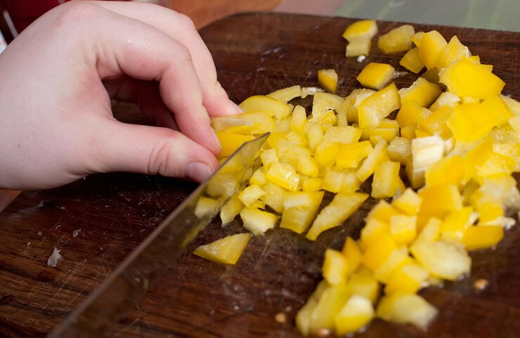 Как быстро разделать ананас на дольки